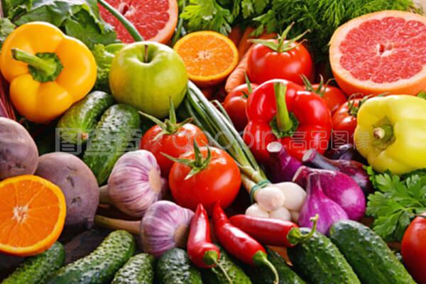含有各种新鲜有机蔬菜和水果的成分